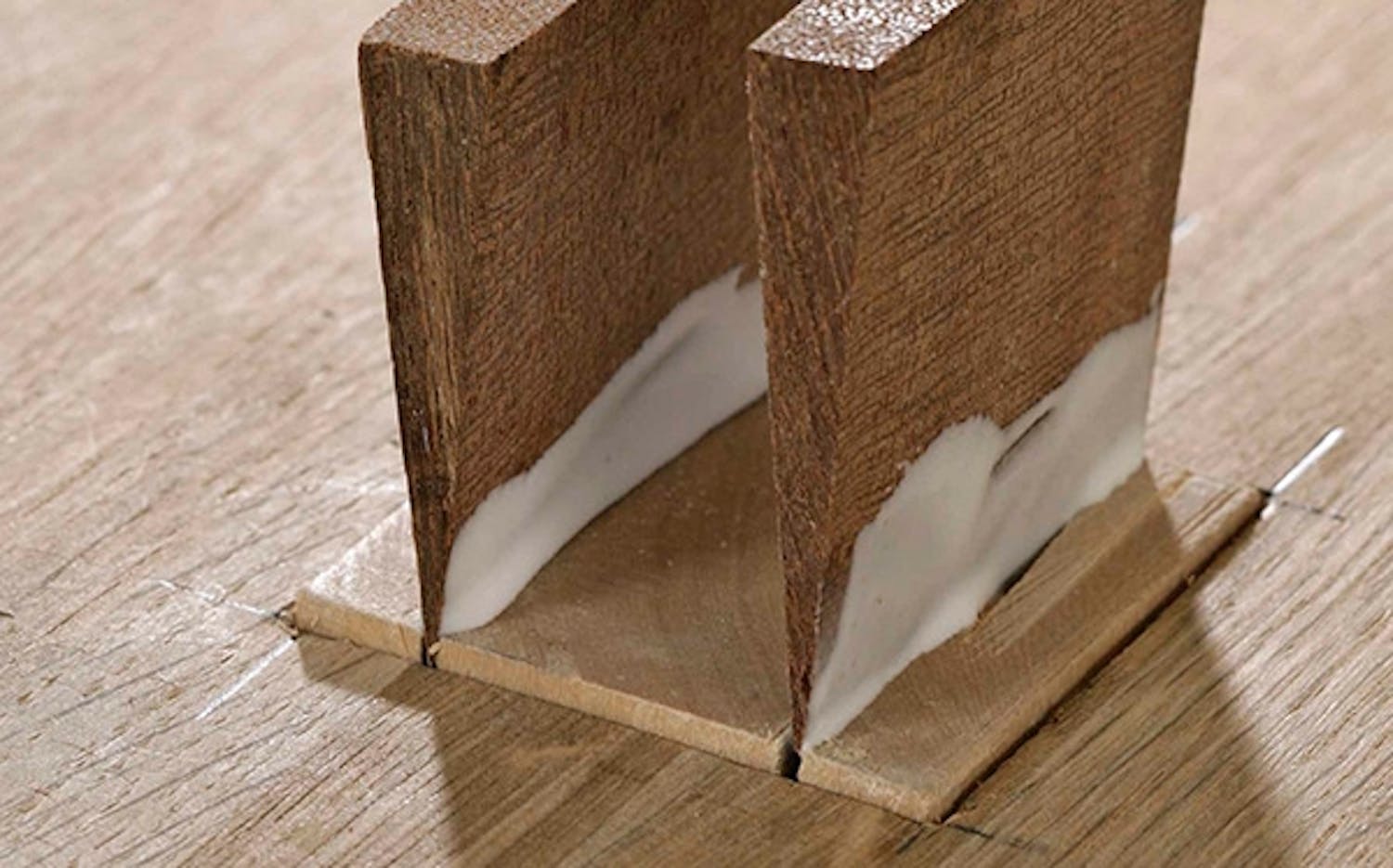 Sterk skjøt med tapp & kile